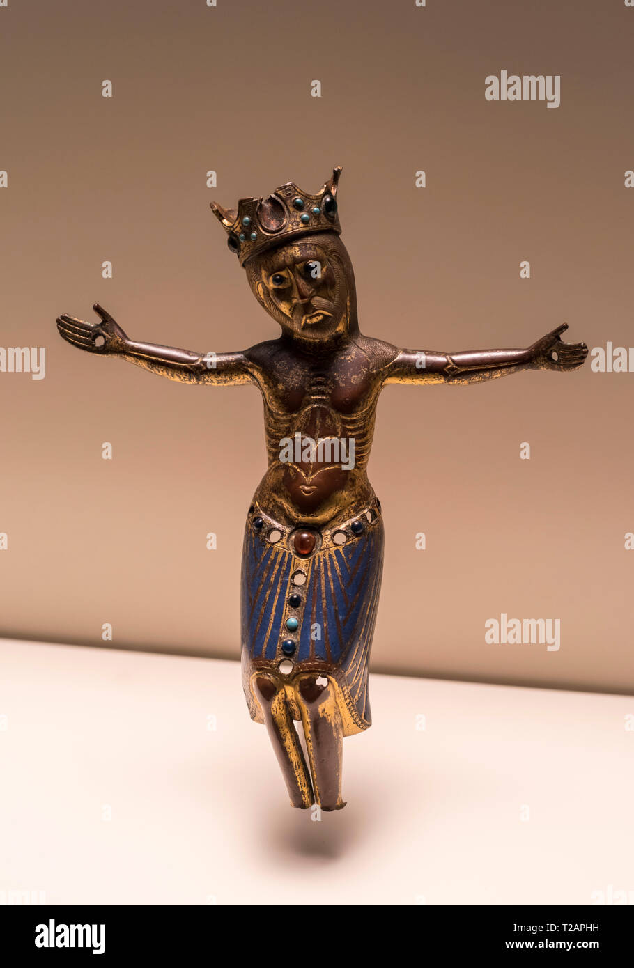 Romanische Kunst in das nationale Kunstmuseum von Katalonien, Barcrelona, romanische Christus (1200-1220) von Limoges, verstärkte Kupfer, liniert, pointillate. Stockfoto