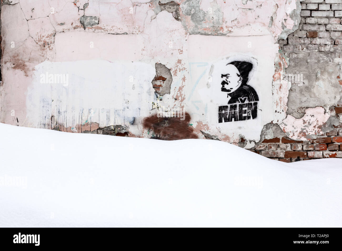 Magnitogorsk, Russland - März 25, 2019: ein Graffiti grunge Wand in der Nachbarschaft von leninsky Bezirk in Uljanowsk Stadt Stockfoto