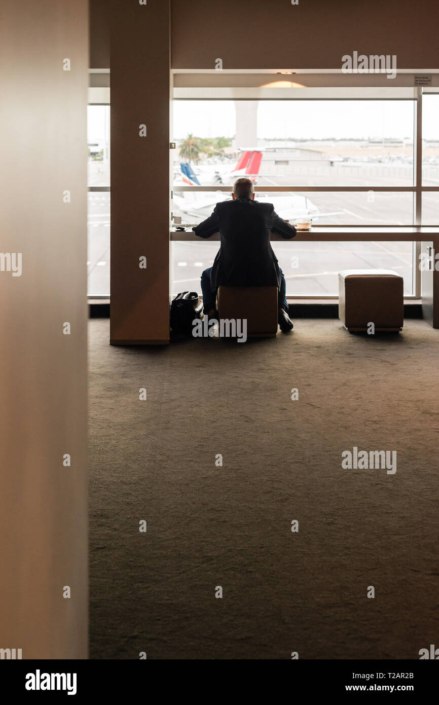 Unternehmer in der Lounge am Flughafen Adelaide Stockfoto