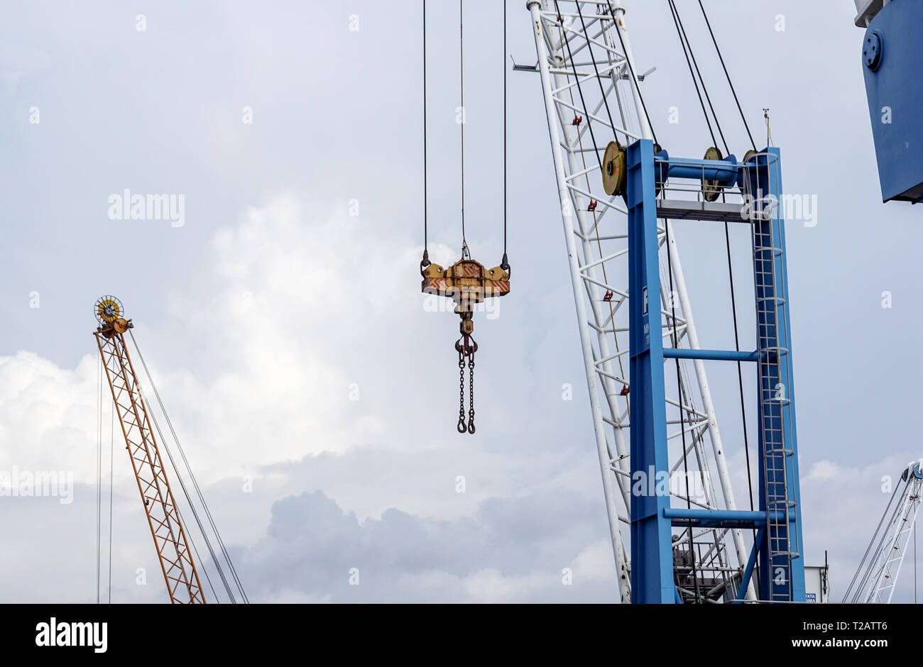 Krane Entladen ein Schiff in einem Hafen Stockfoto