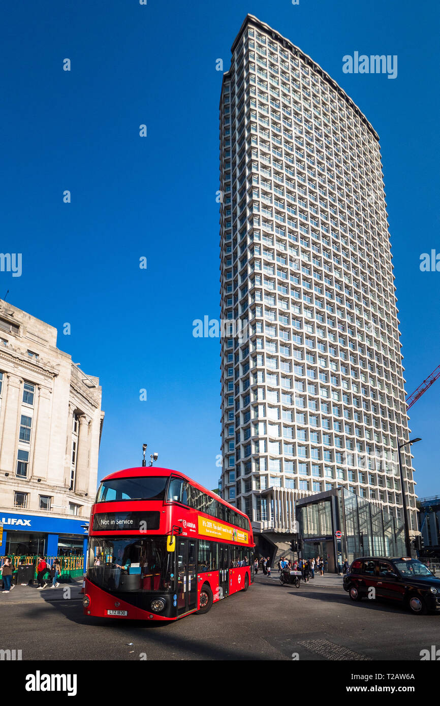 Mittelpunkt London - London Bus die 33-stöckiges Hochhaus im Zentrum von London vorbei, abgeschlossen Architekt 1966 George Marsh von R.Seifert und Partner Stockfoto
