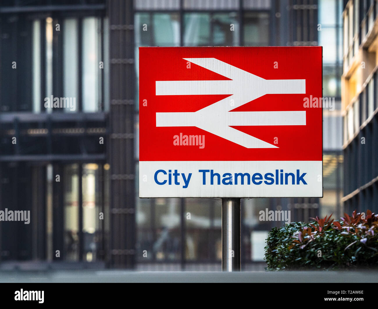 City Thameslink Sign und die City Thameslink Station im Zentrum Londons. Die Station war ursprünglich Holborn-Viadukt, wurde aber 1990 neu entwickelt. Stockfoto