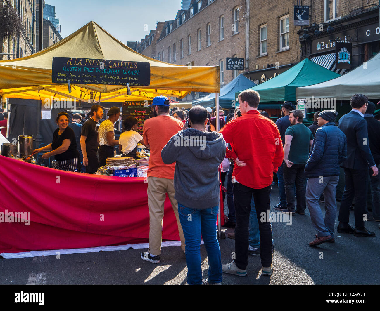 Die London Street Food Market Whitecross Street - Stadt Arbeiter kaufen Mittagessen in der Food Stände auf Whitecross Street in der Nähe des Barbican London Stockfoto