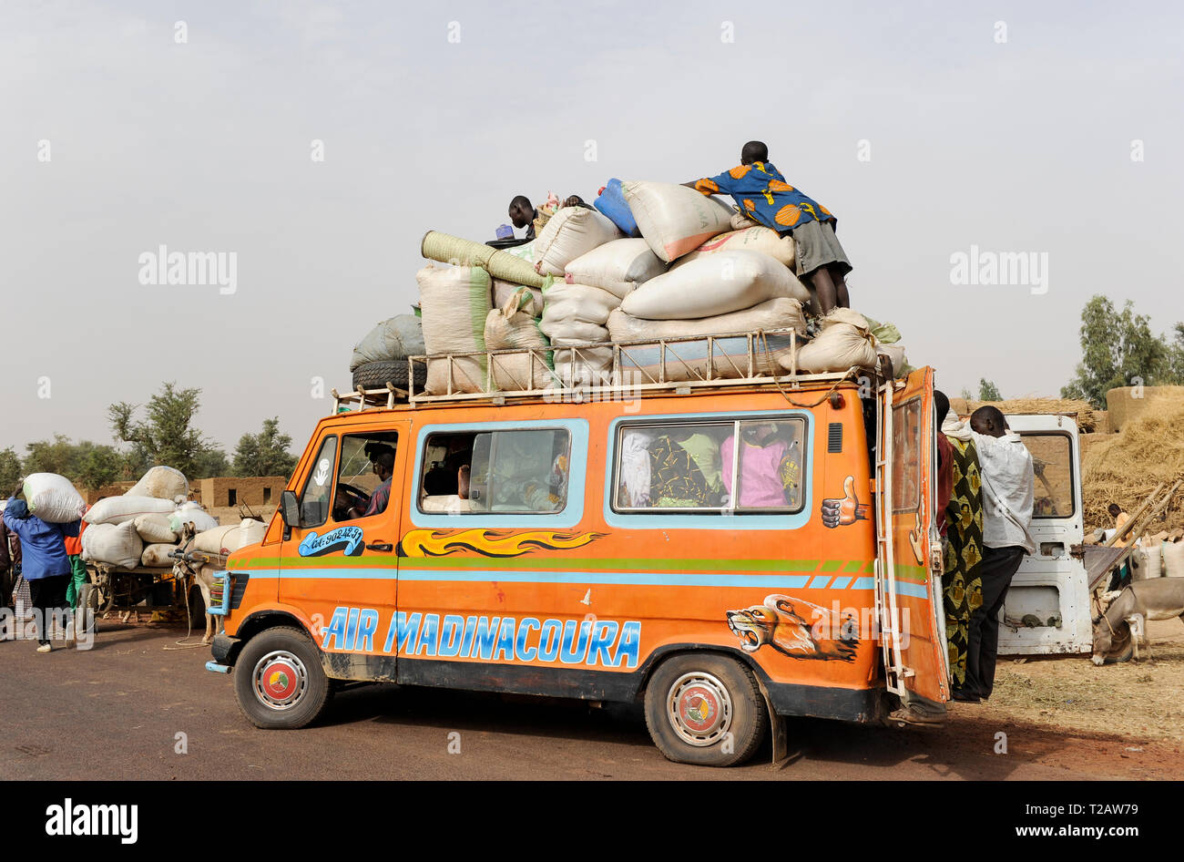 MALI Mopti, Menschen und Güter in den alten Mercedes Benz Bus, arbeitet als öffentliche Verkehrsmittel in die Dörfer Stockfoto