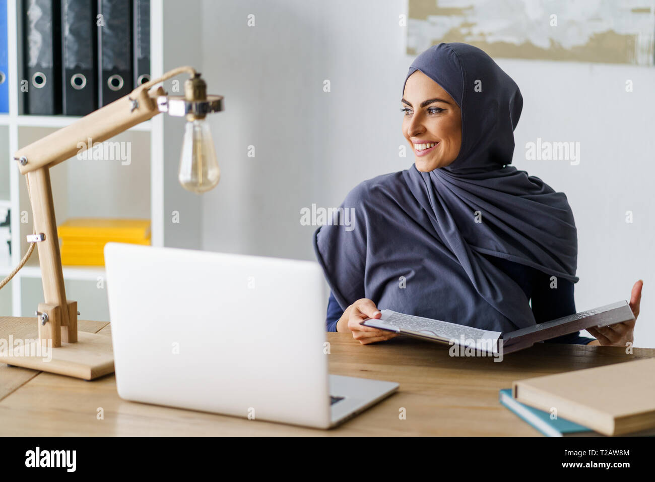 Schöne arabische Frau arbeiten Stockfoto