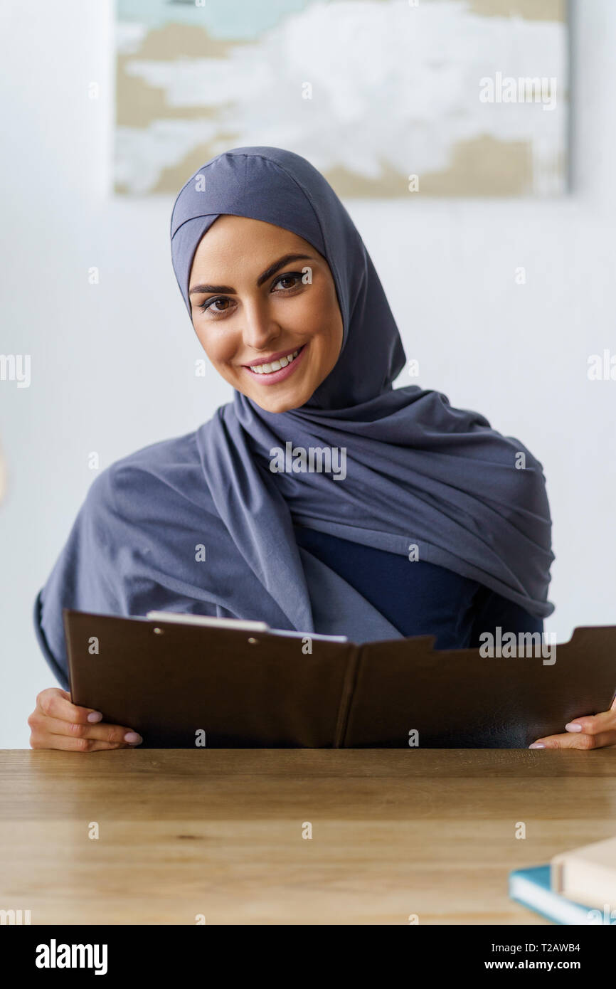 Happy muslimischen Geschäftsfrau lesen Stockfoto