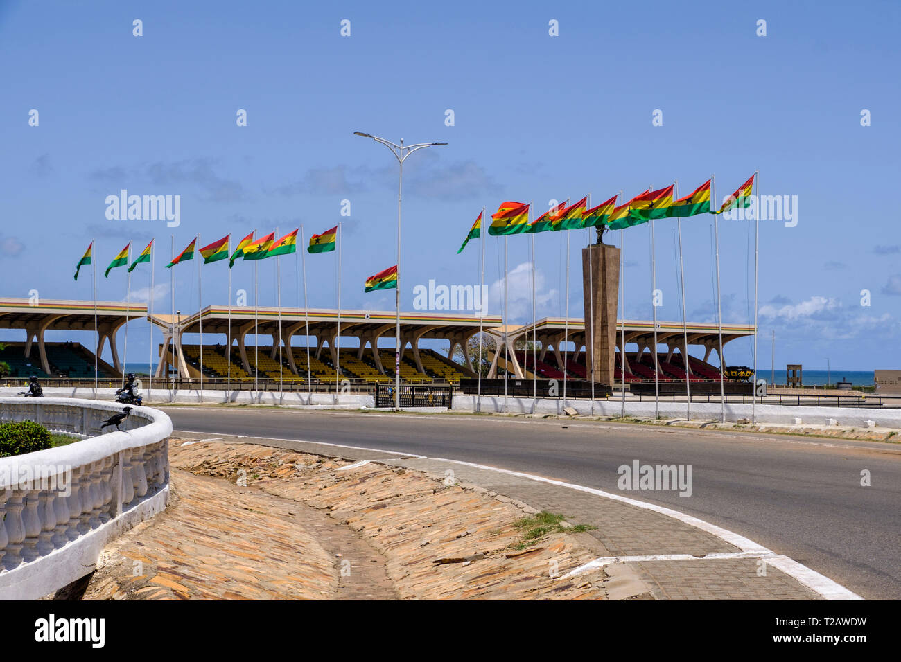 ACCRA, GHANA - 11. APRIL 2018: Across Kreisverkehr in Richtung der Sitzbereich und Fahnen von Ghana in Indpendence Square in Accra, Schauplatz für Unabhängigkeit D Stockfoto
