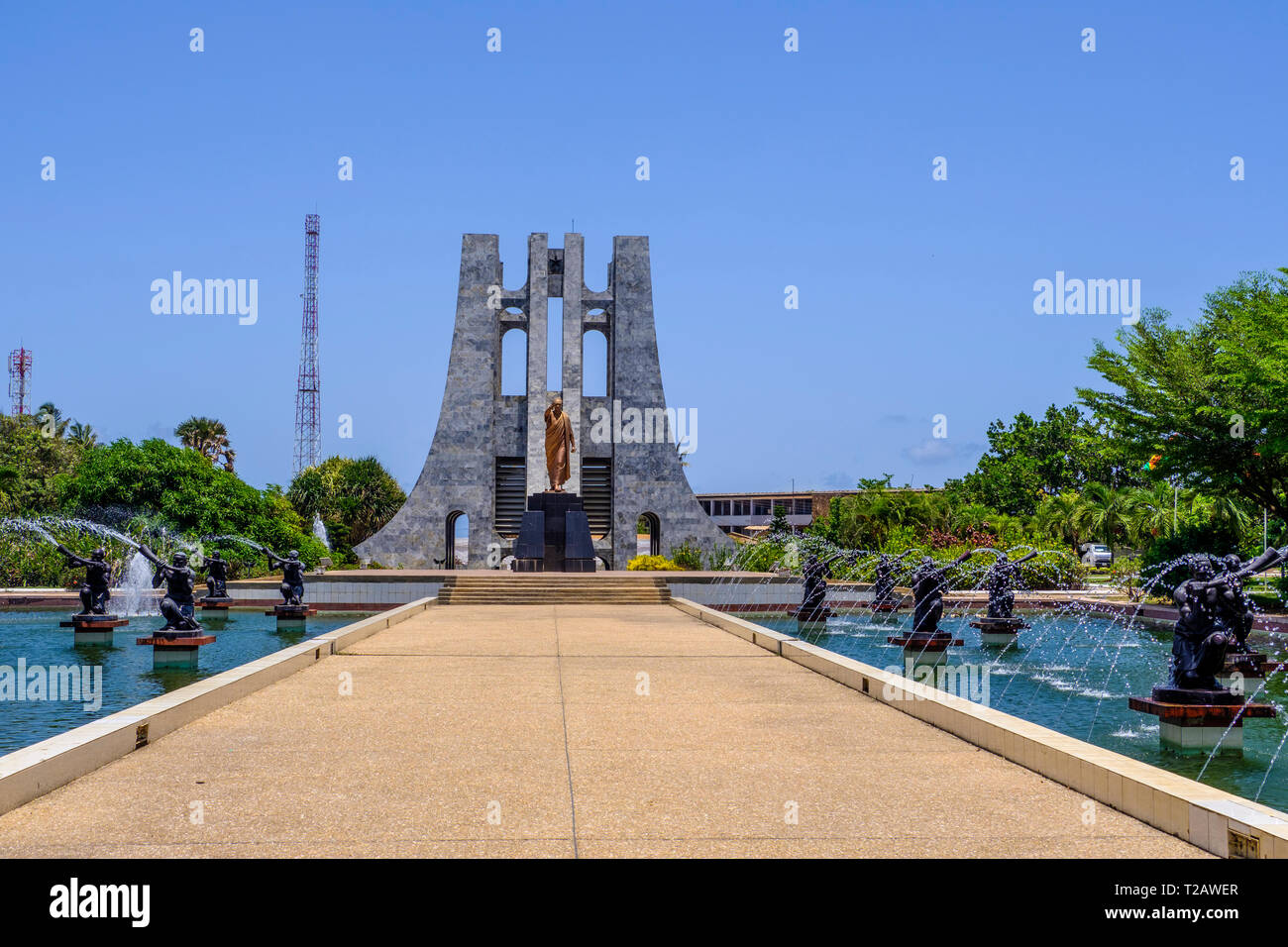 ACCRA, GHANA - 11. APRIL 2018: Kwame Nkrumah Memorial Park mit verzierten Marmor Mausoleum und goldene Statue auf der ghanaische Präsident und Wasserfontänen Stockfoto