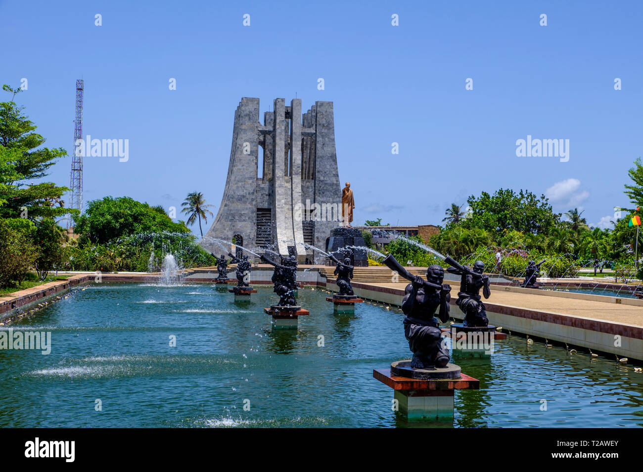 ACCRA, GHANA - 11. APRIL 2018: Blick durch Wasserbrunnen in Kwame Nkrumah Memorial Park zu den marmornen Mausoleum und goldene Statue auf die ghanaische Pr Stockfoto