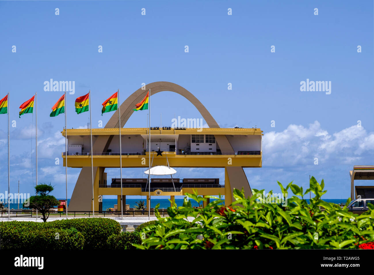ACCRA, GHANA - 11. APRIL 2018: Black Star Platz. Unabhängigkeit Arch und Fahnen von Ghana in Accra Independence Square, der Independence Day Paraden Stockfoto