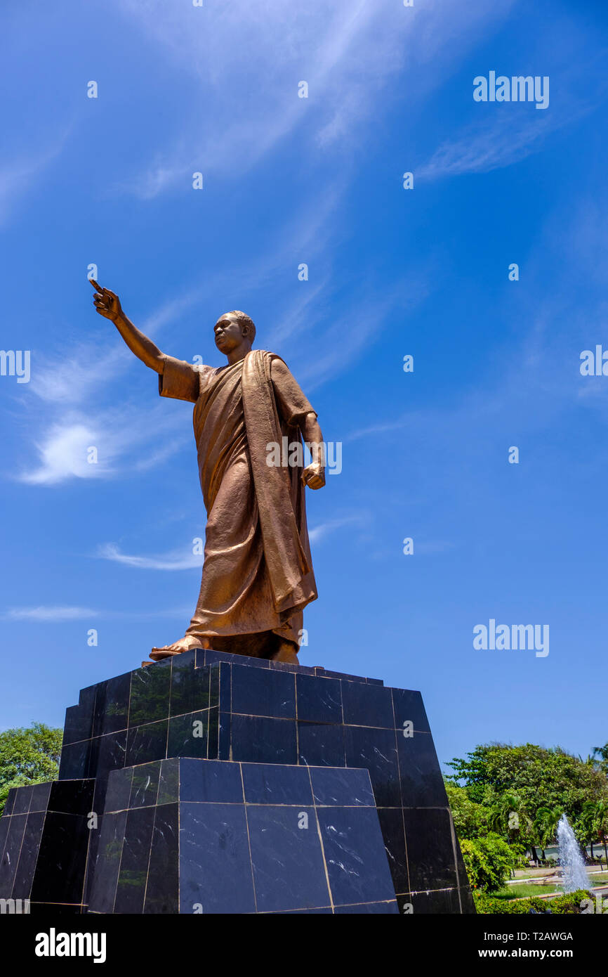 ACCRA, GHANA - 11. APRIL 2018: wunderschöne goldene Bronzestatue von Kwame Nkrumah, Gründer von Ghana und der ghanaische Präsident in der Memorial Park, Punkte Stockfoto