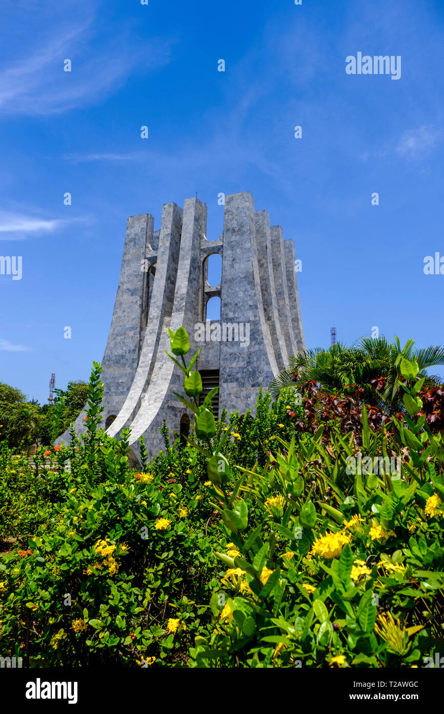 ACCRA, GHANA - 11. APRIL 2018: Atemberaubende Marmor Mausoleum von Kwame Nkrumah, Gründer und erster Präsident von Ghana im schönen Memorial Park Accra Stockfoto