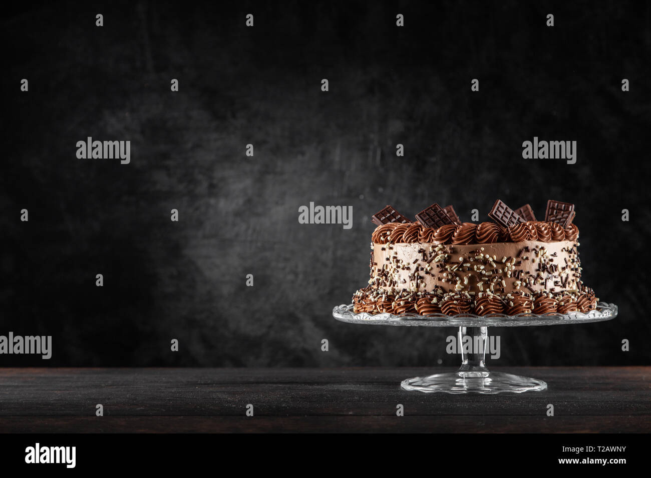 Dekorierte Schokolade Kuchen auf dunklem Hintergrund Stockfoto