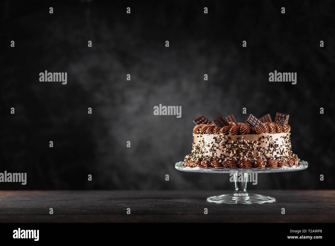 Dekorierte Schokolade Kuchen auf dunklem Hintergrund Stockfoto