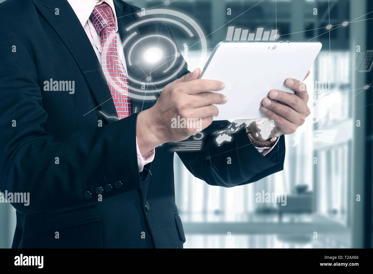 Geschäftsmann Holding digital Tablet mit seiner Hand mit virtuellen Bildschirm, der die Schnittstelle der finanziellen Plan und Welt Karten anzeigen. Digitale Technologie Stockfoto
