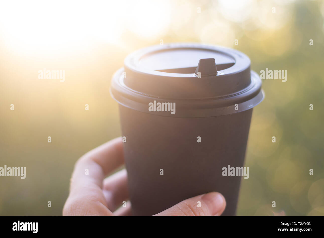 Eine Tasse Kaffee in der Hand. Kaffee in der Hand. Kaffee in der Natur. Heiße Getränke Stockfoto