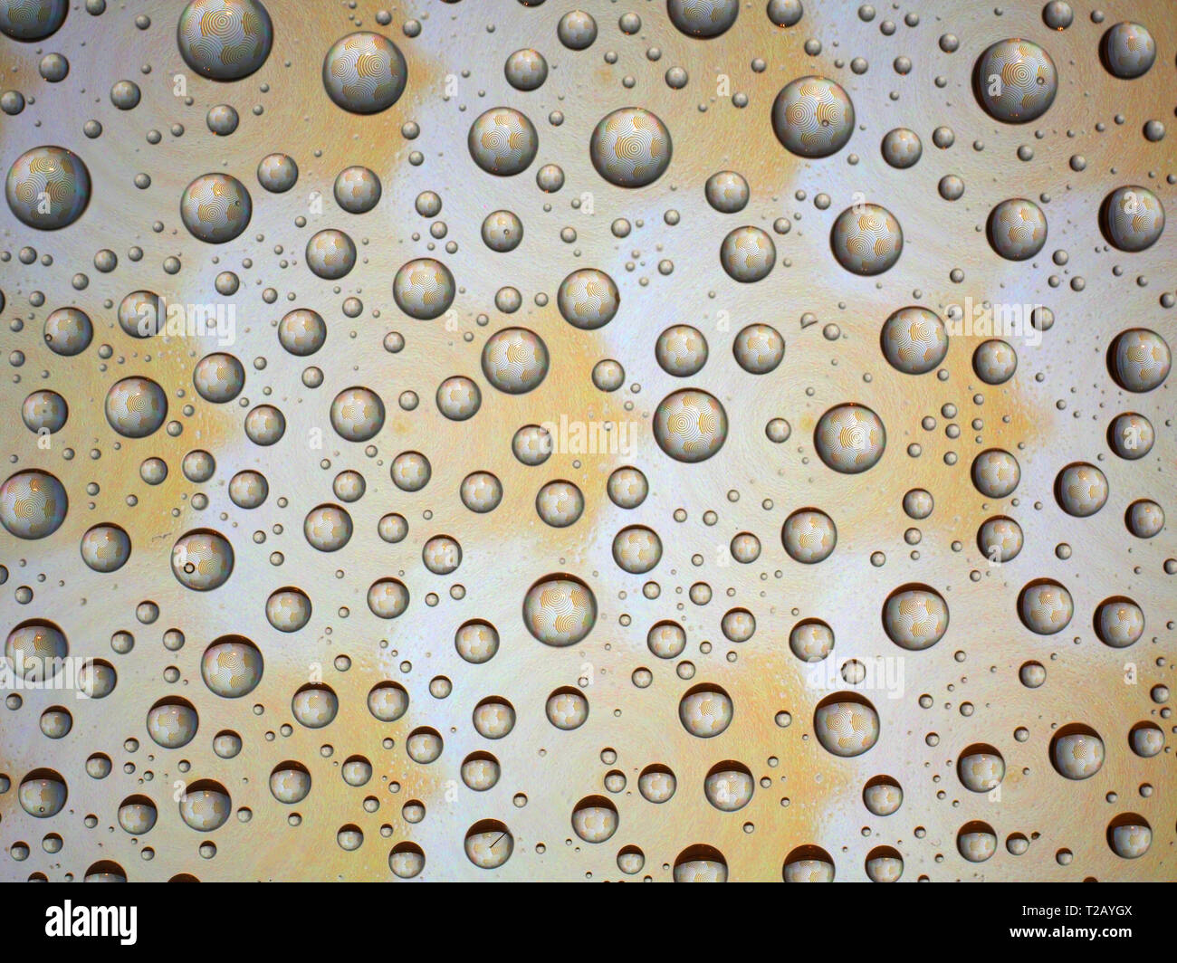 Wassertropfen auf der Oberfläche brechenden abstrakte Designs Stockfoto