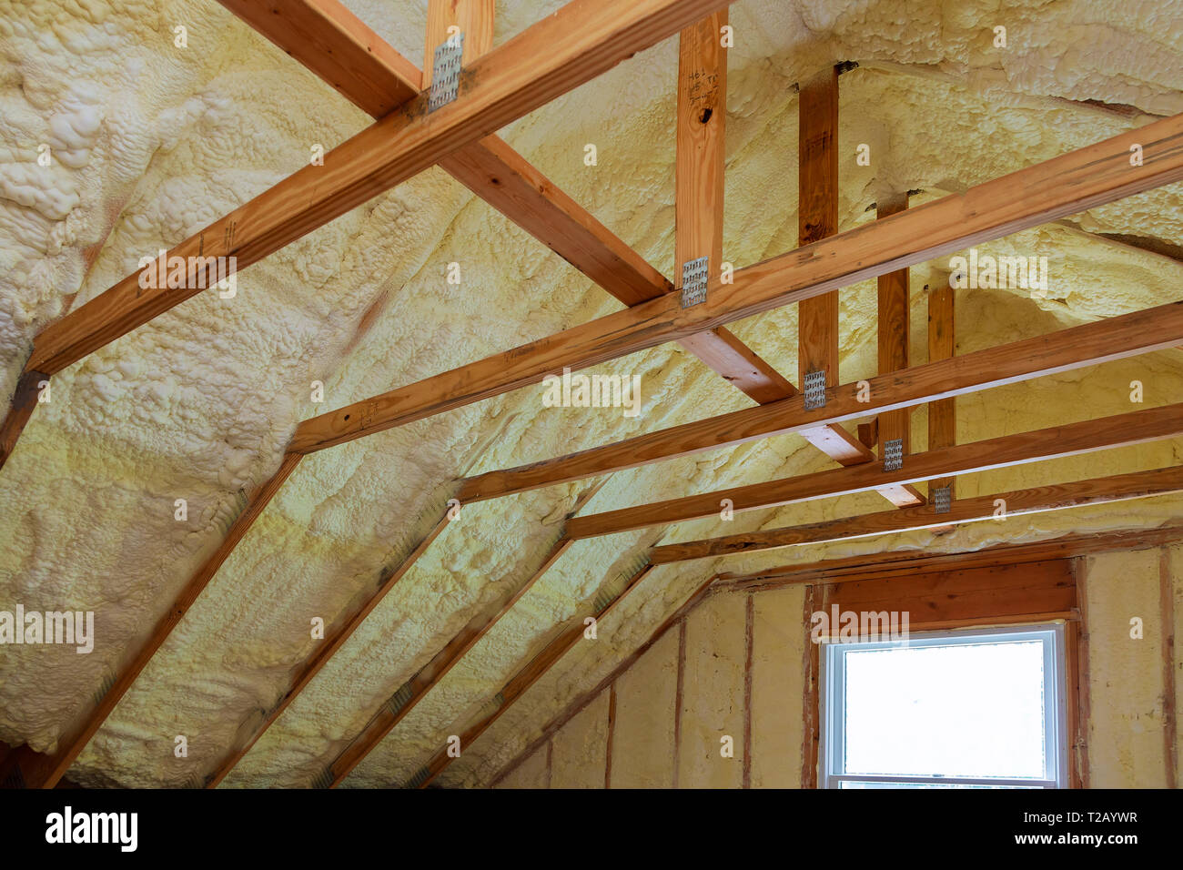 Die Isolierung der Dachboden mit Schaumstoffisolierung kalte Barriere- und Isolationsmaterial polyurea Sprühen, Schäumen Beschichtung Stockfoto