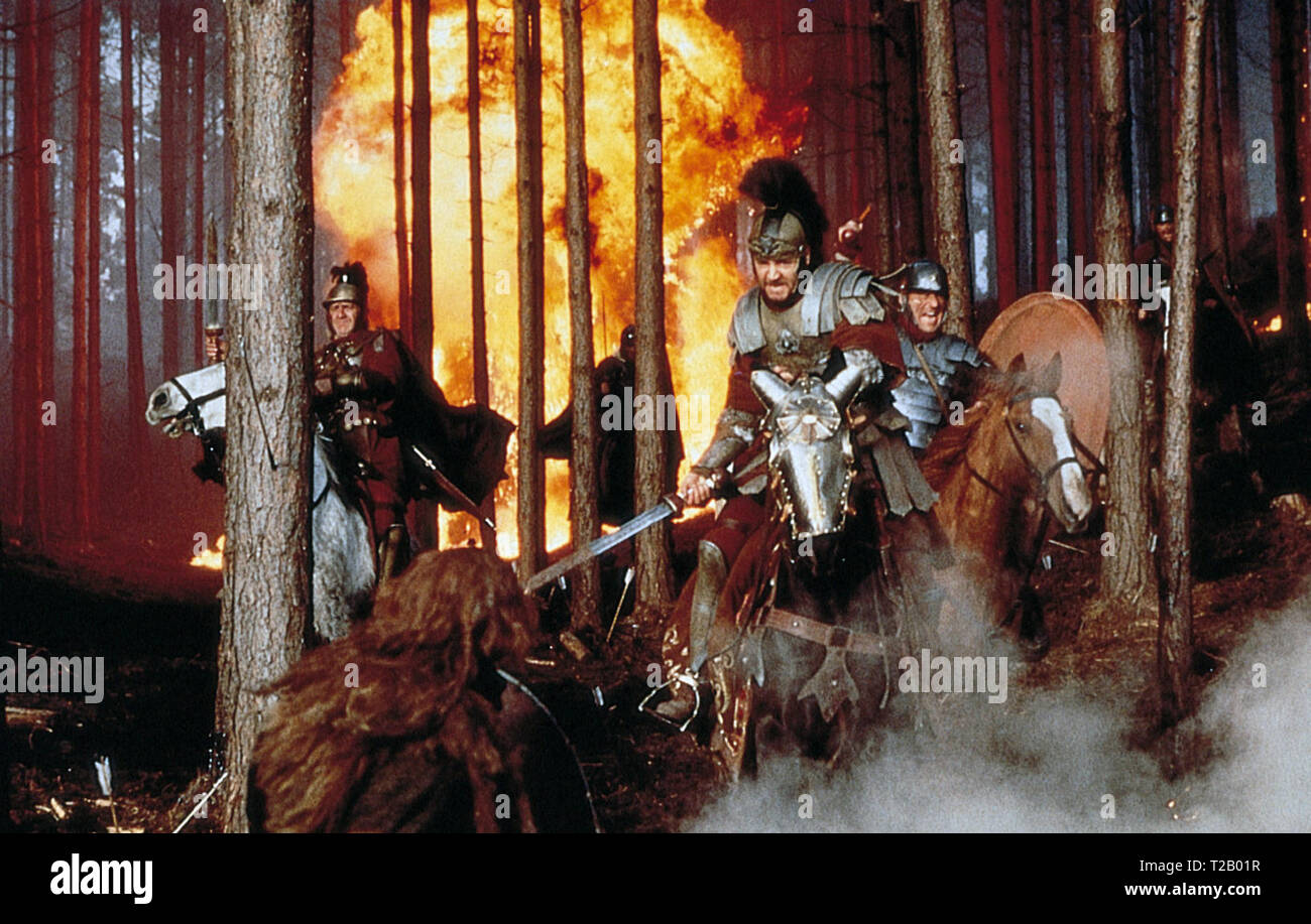 Gladiator ist ein 2000 Epic historische Film unter der Regie von Ridley Scott und David Franzoni, John Logan, und William Nicholson geschrieben. Der Film wurde gemeinsam produziert und von DreamWorks Pictures und Universal Pictures. Es Sterne Russell Crowe, Joaquin Phoenix, Connie Nielsen, Ralf Möller, Oliver Reed, Djimon Hounsou, Derek Jacobi, John shrapnel, und Richard Harris. Dieses Foto ist nur für den redaktionellen Gebrauch bestimmt und unterliegen dem Copyright der Film Company und/oder der Fotograf durch den Film oder die Produktion Firma zugewiesen und kann nur reproduziert durch Publikationen in Verbindung mit der Prom. Stockfoto