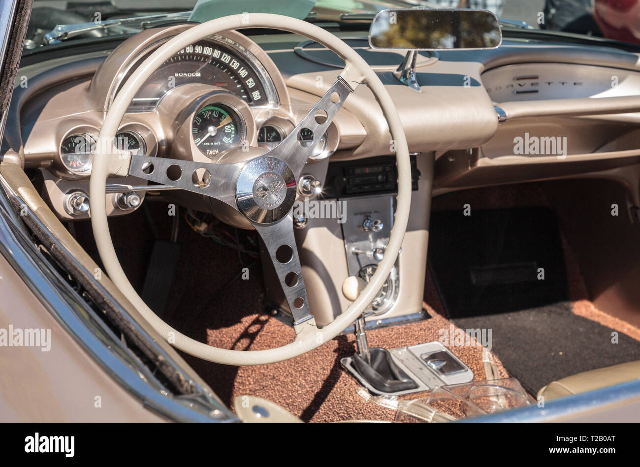 Naples, Florida, USA - März 23,2019: Tan 1961 Chevrolet Corvette auf der 32. jährlichen Neapel Depot Classic Car Show in Naples, Florida. Nur redaktionell. Stockfoto