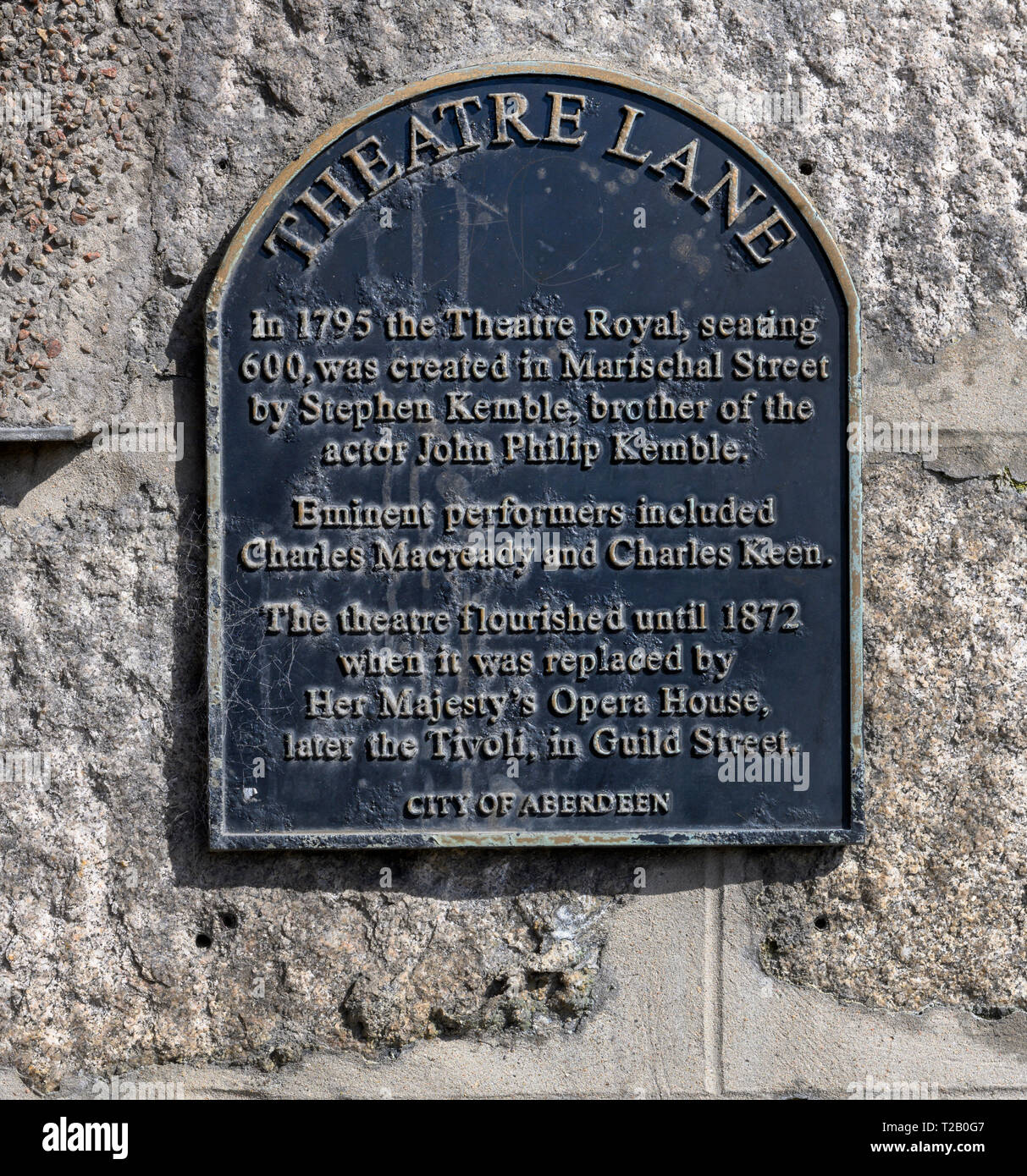 Eingang zum Theater Lane von Regent Street, Aberdeen City Centre, Aberdeen, Aberdeenshire, Schottland, UK, Namensschild und Erbe Gedenktafel. Stockfoto