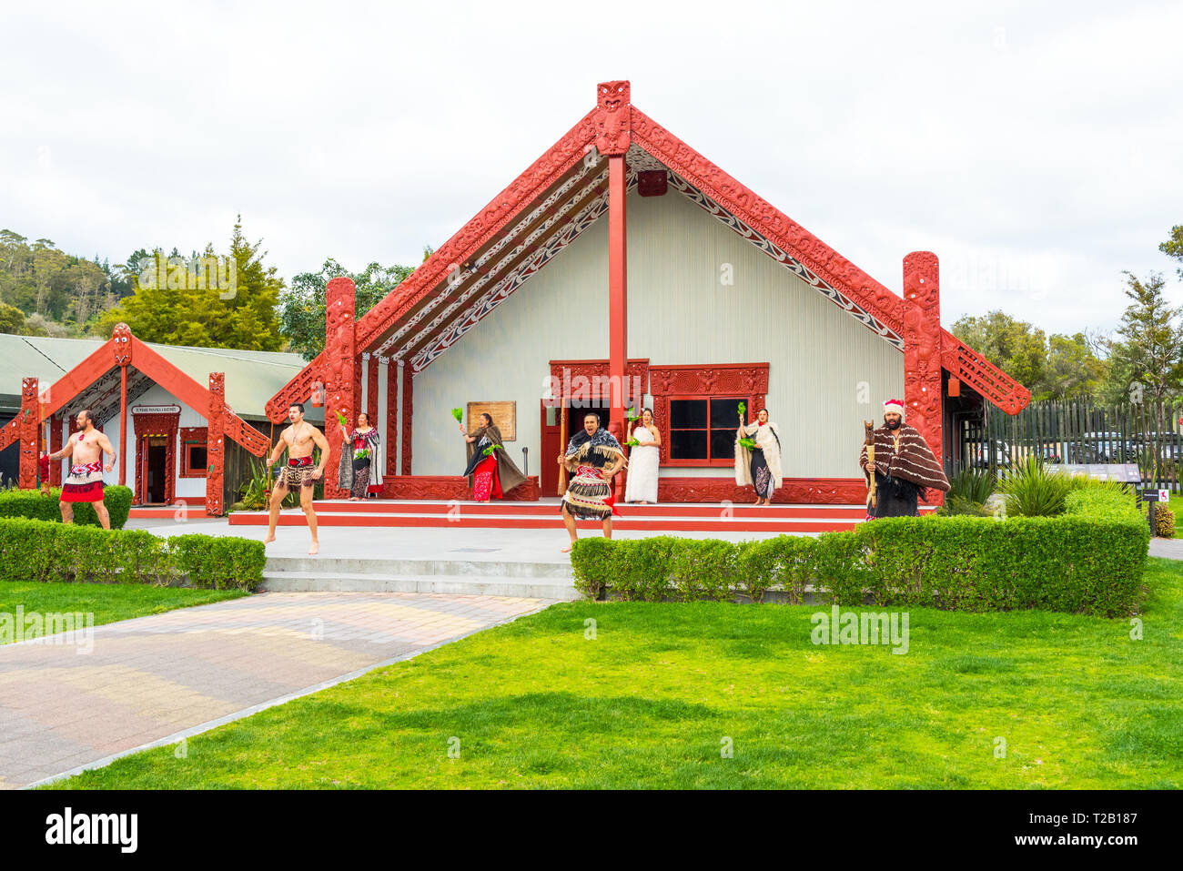 ROTORUA, NEUSEELAND - Oktober 10, 2018: Tamaki Maori Tänzer in traditioneller Kleidung in Whakarewarewa Thermal Park Stockfoto