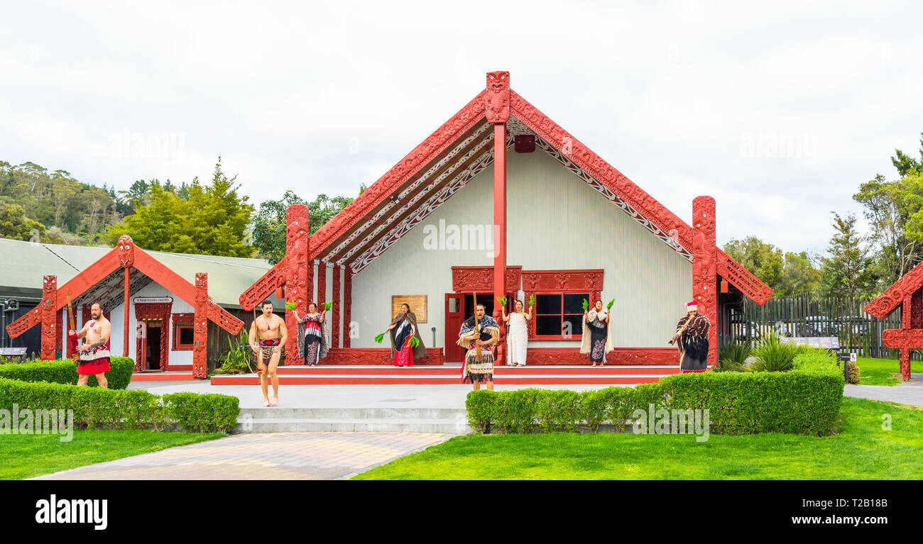 ROTORUA, NEUSEELAND - Oktober 10, 2018: Tamaki Maori Tänzer in traditioneller Kleidung in Whakarewarewa Thermal Park Stockfoto