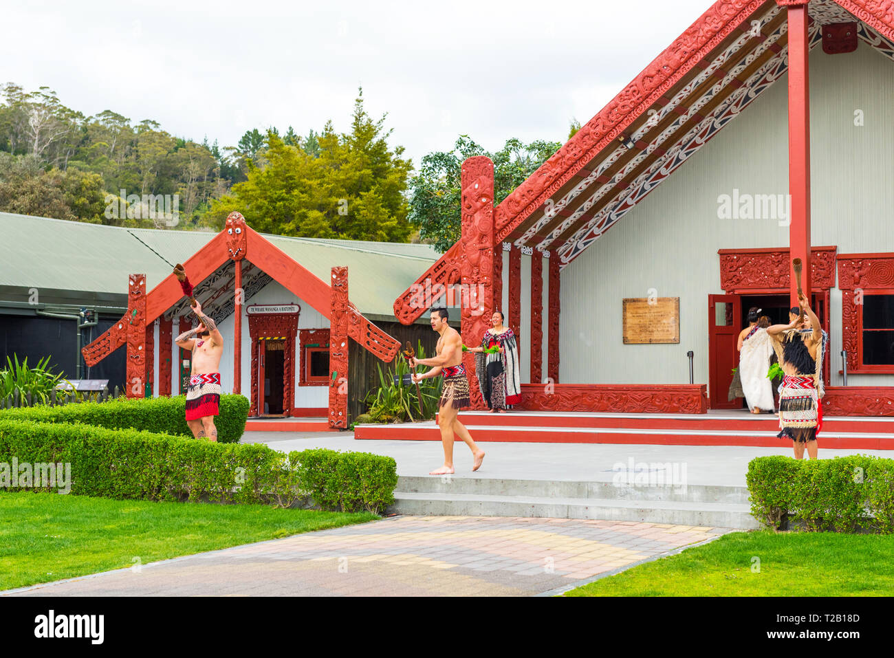 ROTORUA, NEUSEELAND - Oktober 10, 2018: Tamaki Maori Tänzer in traditioneller Kleidung in Whakarewarewa Thermal Park Stockfoto