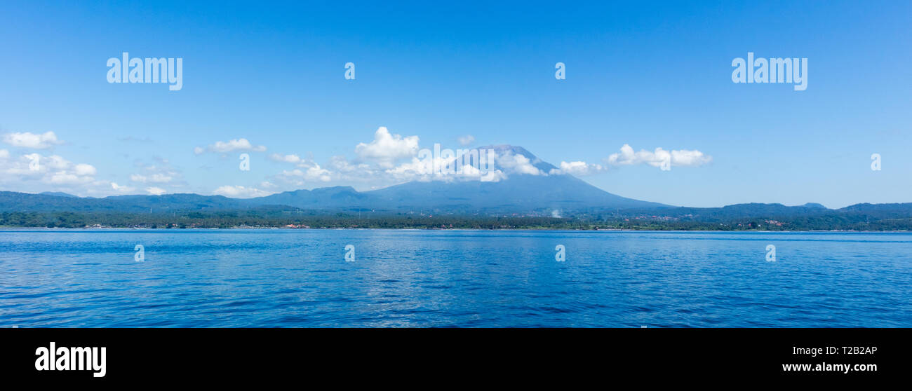 Agung Vulkan Ansicht vom Meer. Die Insel Bali, Indonesien Stockfoto