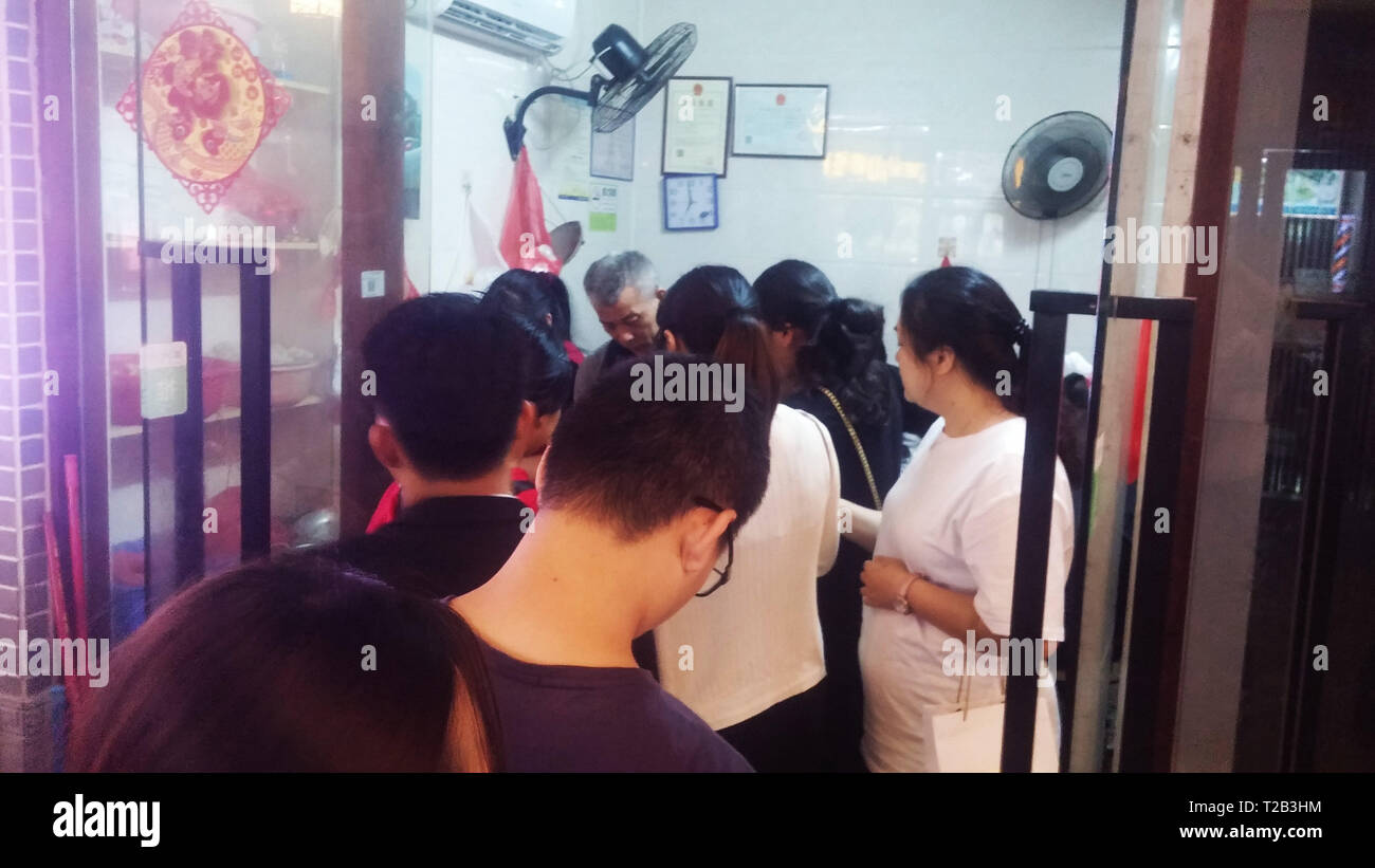 Shenzhen, China: junge Männer und Frauen Line up Rindfleisch Schlachtung Snacks zu kaufen Stockfoto