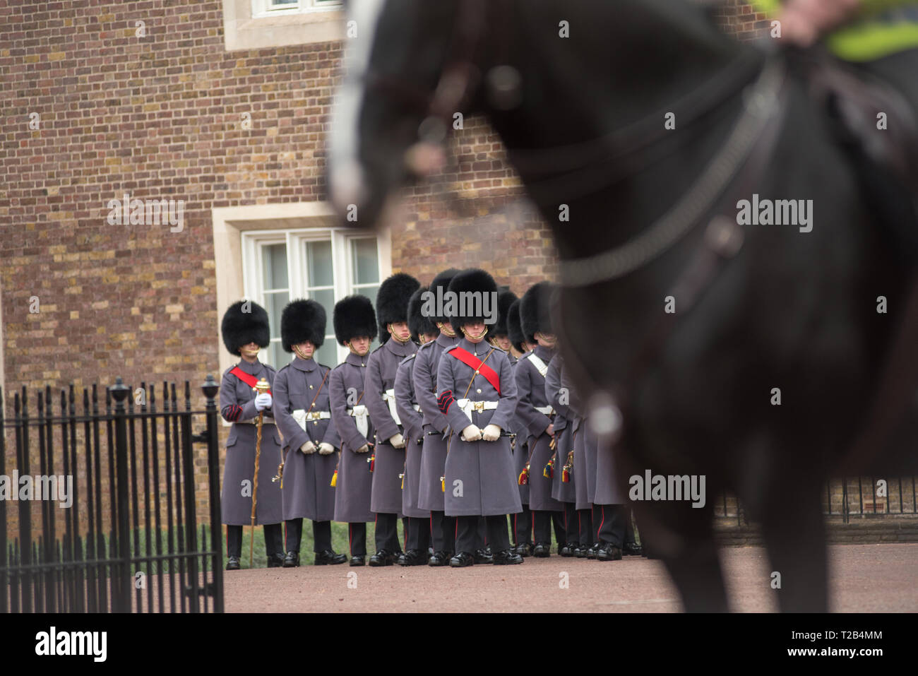 LONDON, UK, 22. MÄRZ 2019: Soldaten der Durchführung Ändern die Wachen militärischen Zeremonie in der friary Court, Teil des St James's Palace Stockfoto