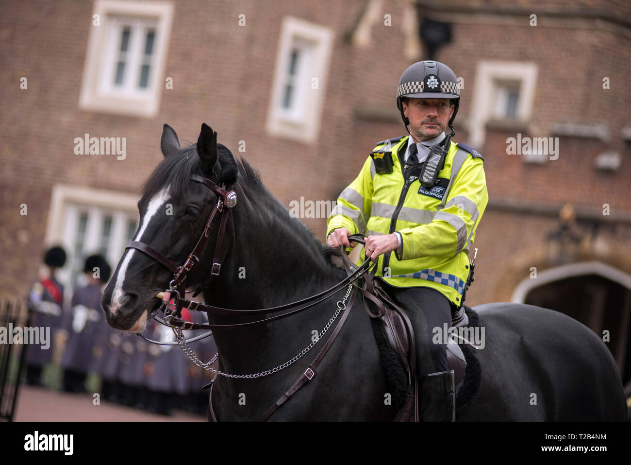 LONDON, UK, 22. MÄRZ 2019: Polizist aus der Metropolitan Police montiert Zweig Reiter sein Pferd während patrouillieren in London Stockfoto