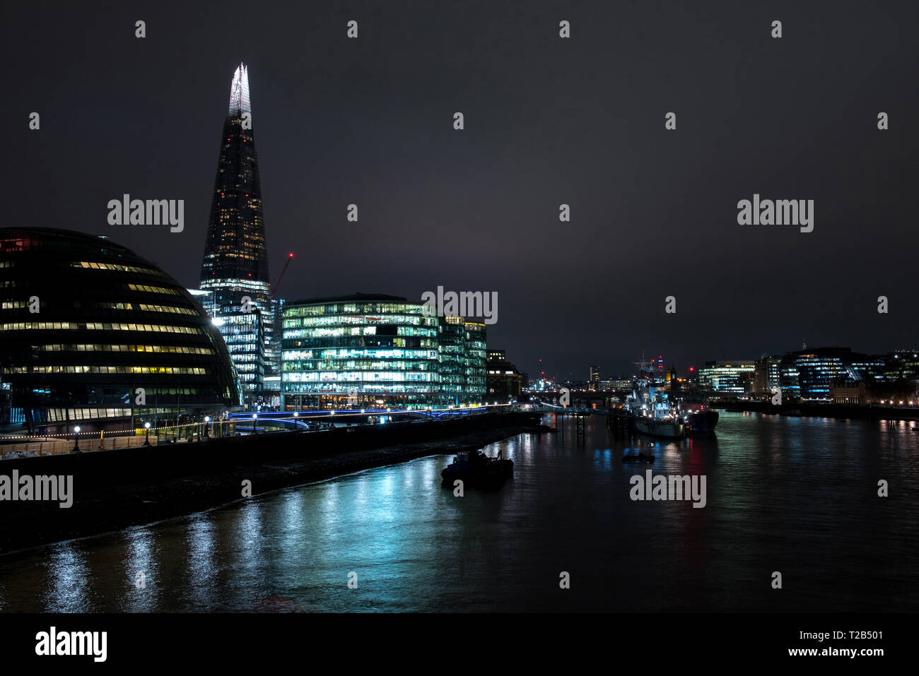 LONDON, UK, 22. März 2019: Der Financial District der Stadt aufgerufen, der Londoner City und wird jede Nacht durch moderne lightning Systeme beleuchtet Stockfoto