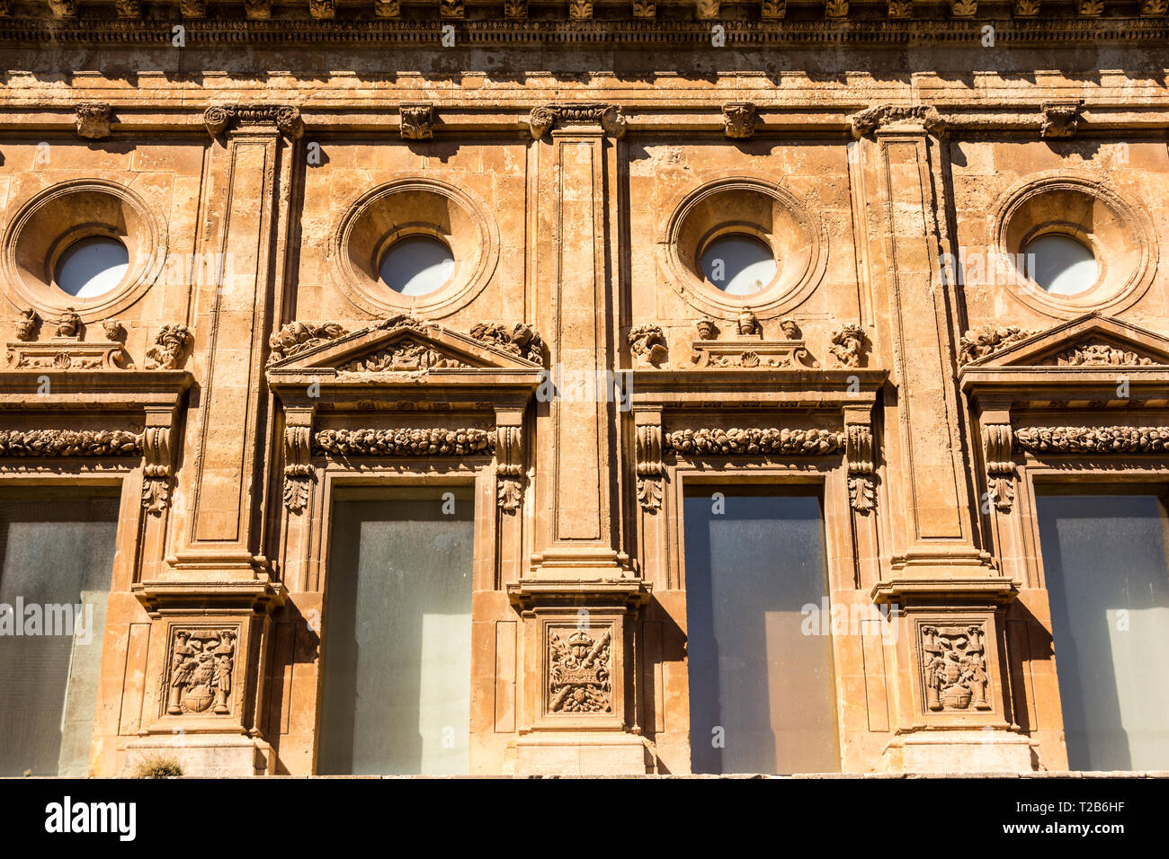 Die Fassade eines Gebäudes in der Stadt Granada, Spanien, eine architektonische Einfluss durch die Mauren. Stockfoto