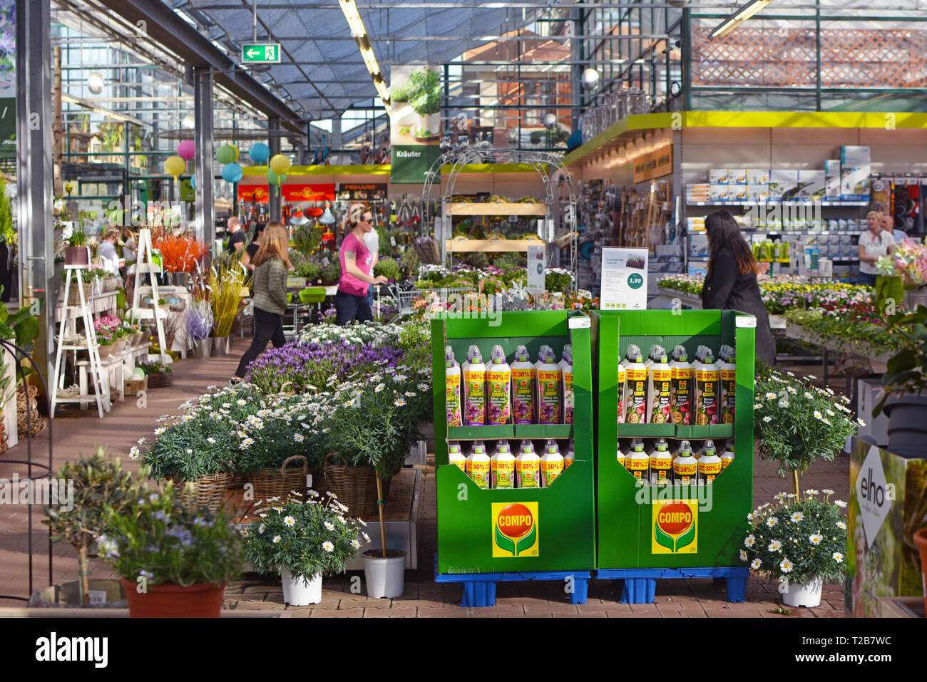 In einem Garten Center Store namens "auk" mit blühenden Pflanzen im Freien, Einkaufen Leute und Garten liefert auf der Anzeige Stockfoto