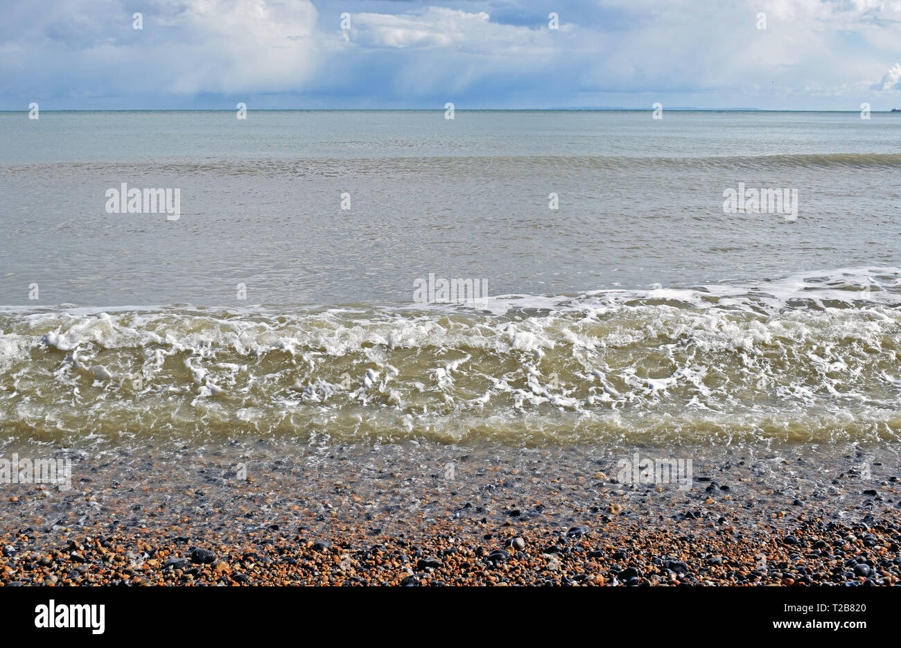 Meer Szene, dramatische bewölkter Himmel über St. Margaret's Bay mit Meerwasser, kommen wir zu dem Pebble Beach Stockfoto