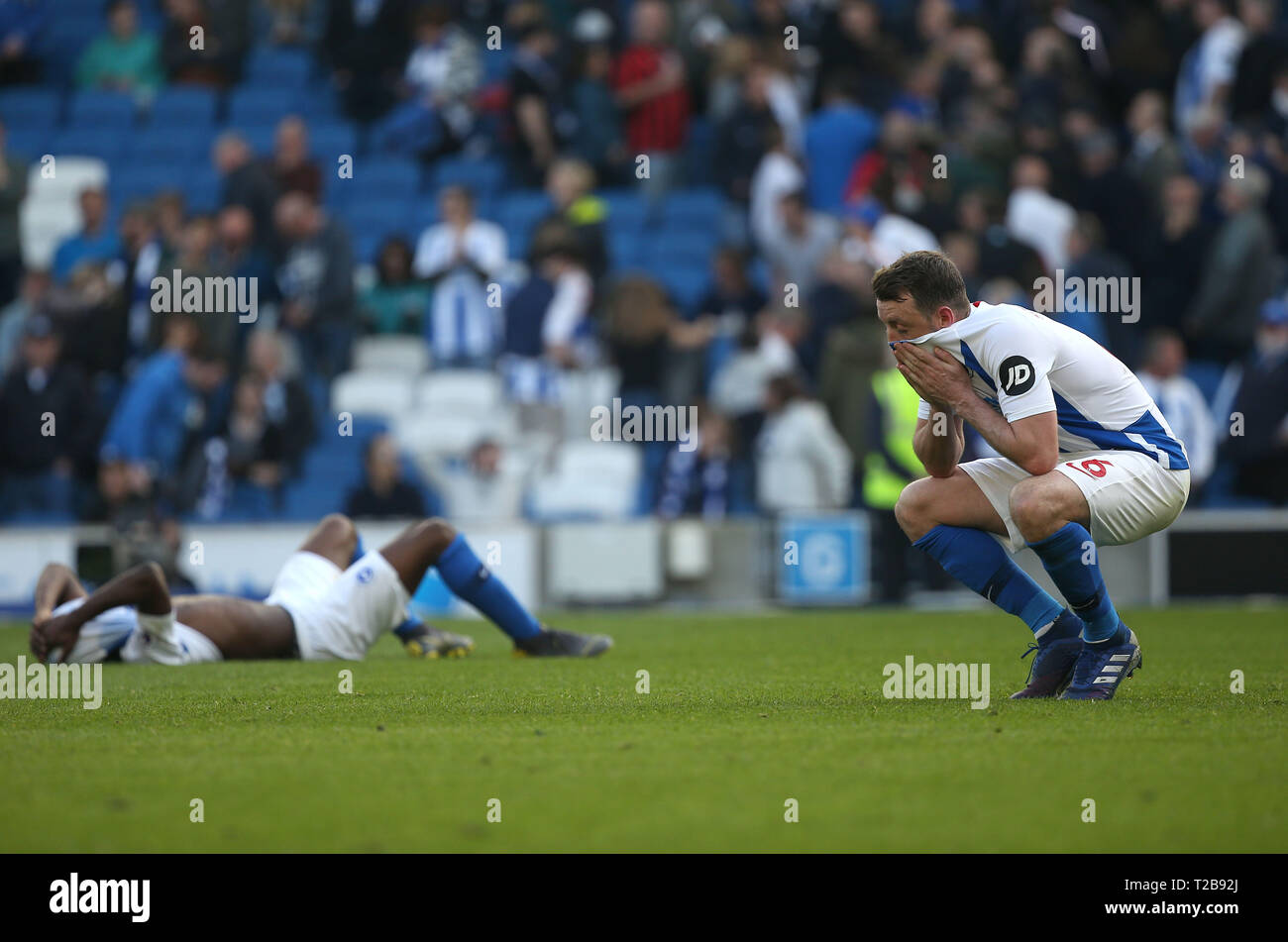 Von Brighton Dale Stephens (R) und Brighton Yves Bissouma schauen Sie entmutigt, nach der Englischen Premier League Match zwischen Brighton und Hove Albion Southampton an der Amex Stadion in Brighton. 30. März 2019 Foto James Boardman/Tele Bilder Redaktion nur verwenden. Keine Verwendung mit nicht autorisierten Audio-, Video-, Daten-, Spielpläne, Verein/liga Logos oder "live" Dienstleistungen. On-line-in-Match mit 120 Bildern beschränkt, kein Video-Emulation. Keine Verwendung in Wetten, Spiele oder einzelne Verein/Liga/player Publikationen. Stockfoto