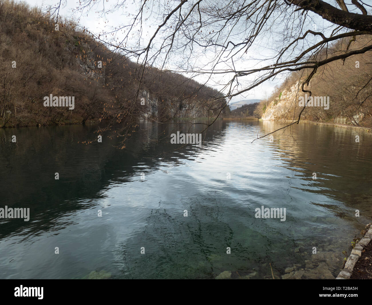 Ruhigen See im Naturpark Plitvicer Seen an sonnigen Tag im Freien. Stockfoto
