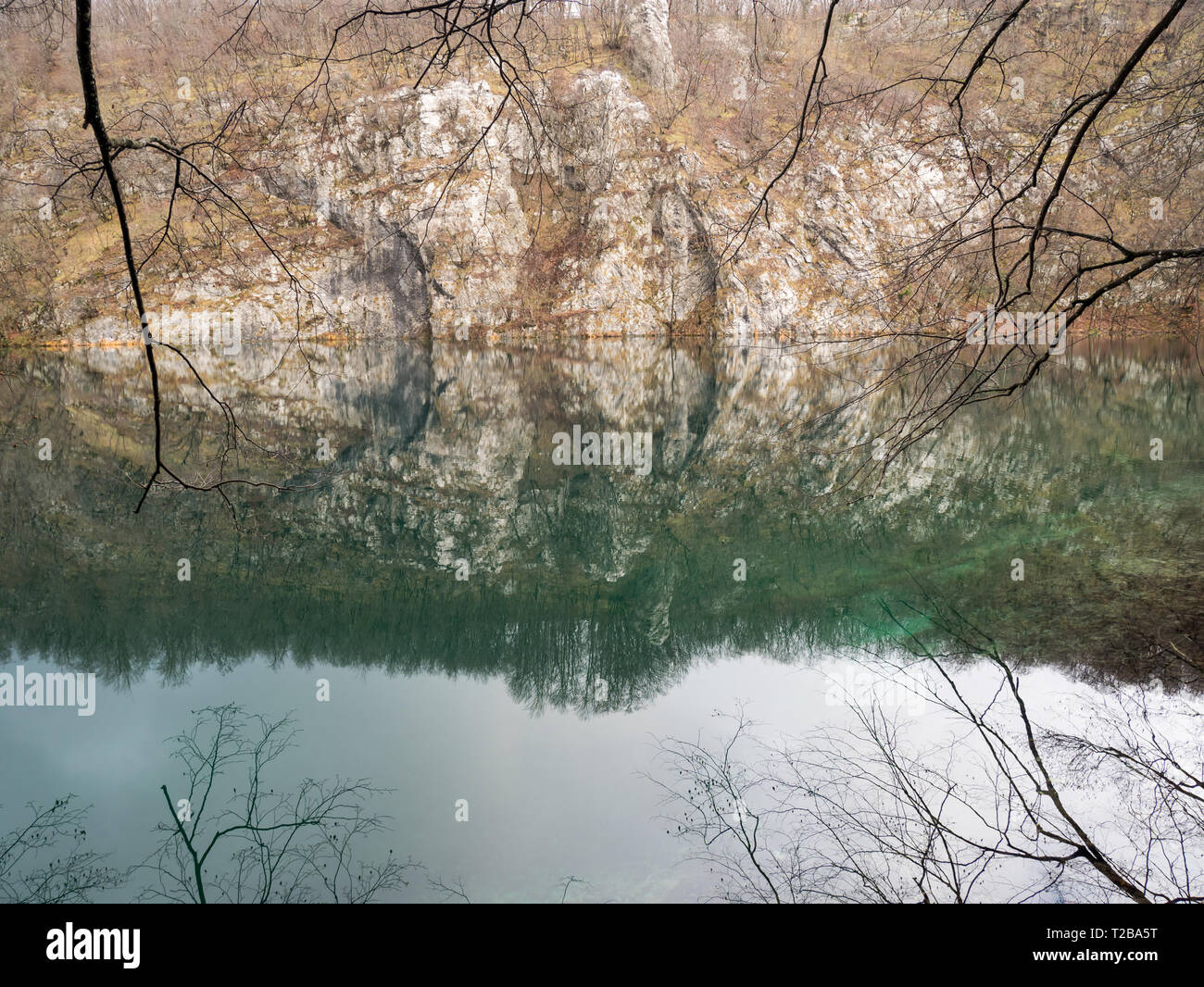 Ruhigen See Landschaft im Naturpark Plitvicer Seen in Kroatien Stockfoto