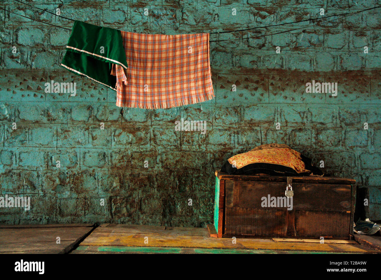 Alte Koffer und hängenden Handtücher, Pune, Indien. Stockfoto