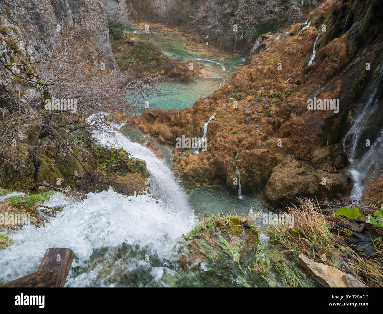 Blick vom großen Wasserfall im Naturpark Plitvicer Seen in Kroatien Stockfoto
