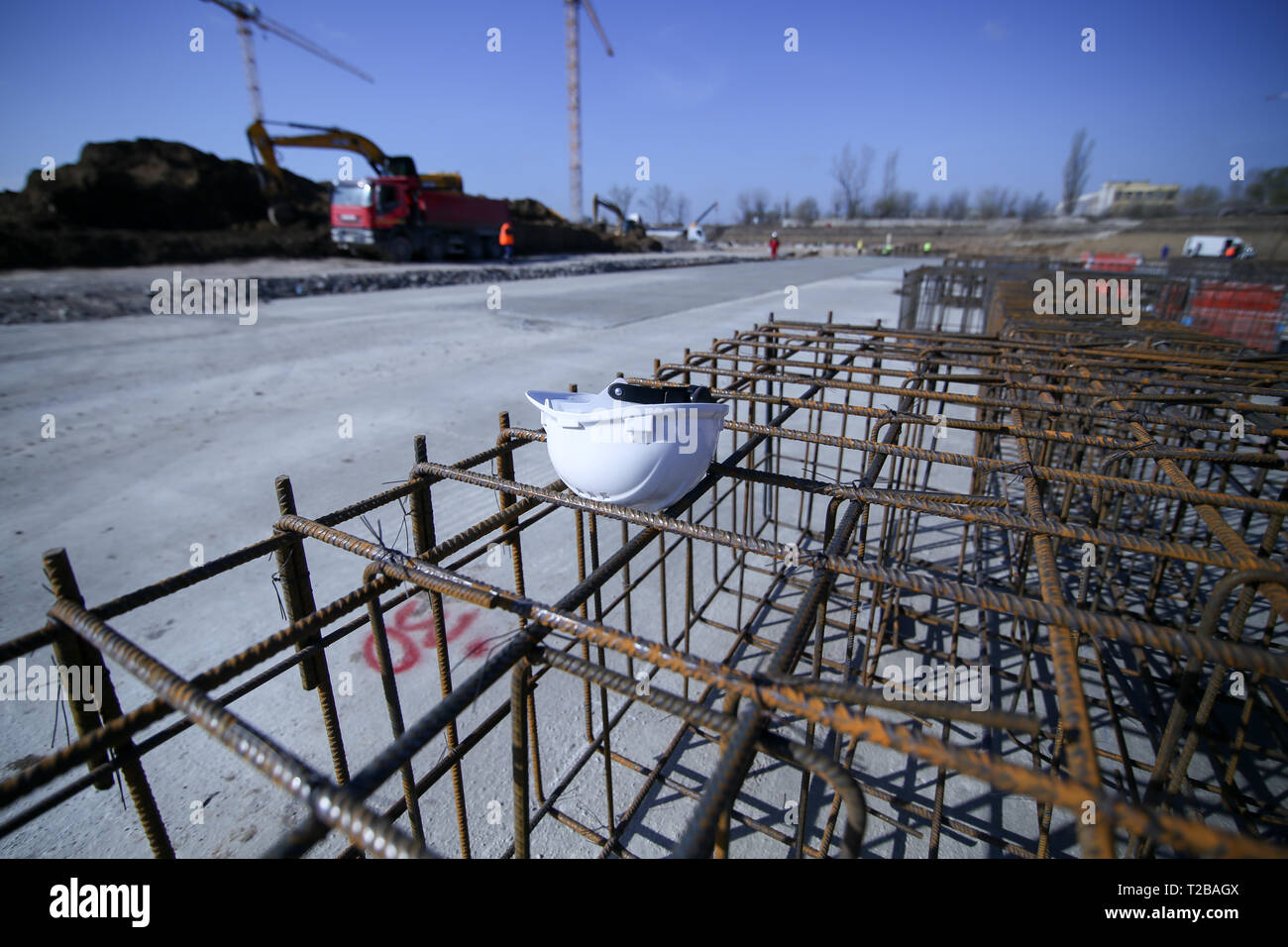 Bauarbeiter Helm auf einem armierungseisen auf einer Baustelle Stockfoto