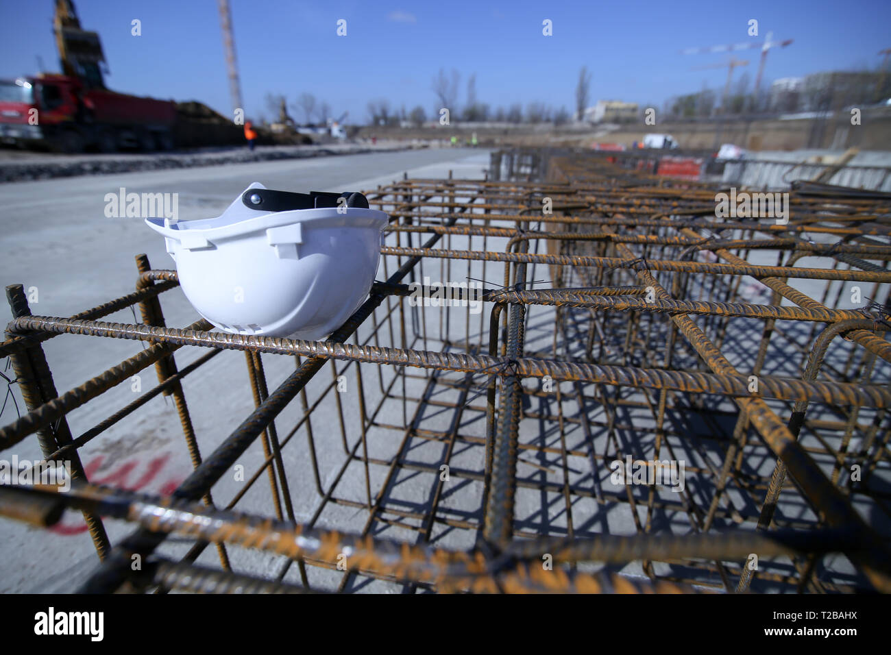 Bauarbeiter Helm auf einem armierungseisen auf einer Baustelle Stockfoto