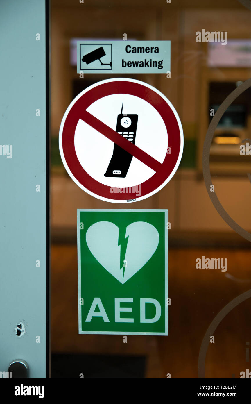 Drei Aufkleber auf eine Glastür in Amsterdam Die Niederlande 2019 Stockfoto