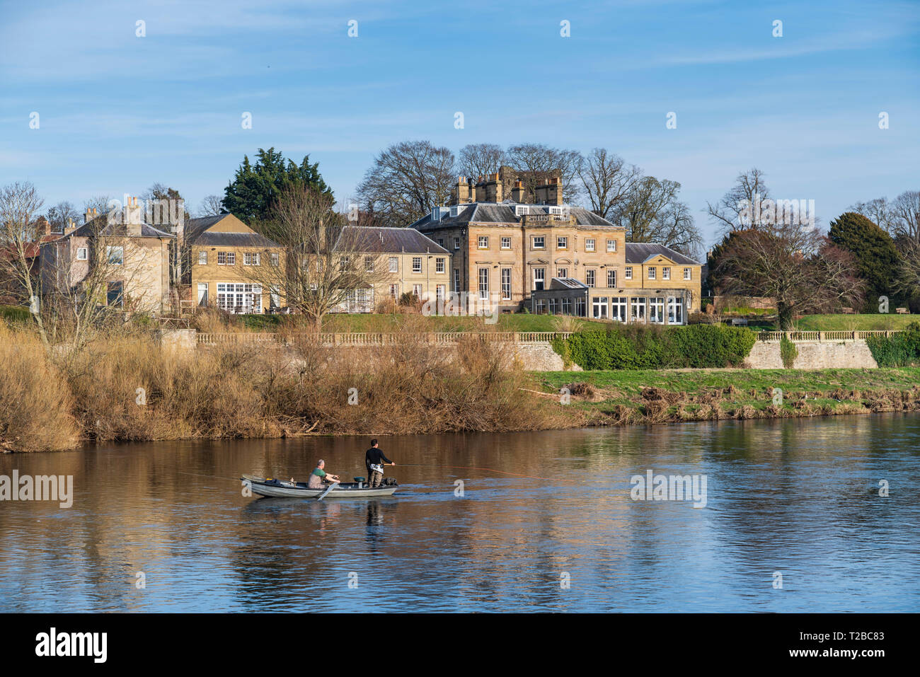 Plough Hotel und Fischerboot auf dem Tweed River in Kelso, Scottish Borders, Ende Februar. Stockfoto