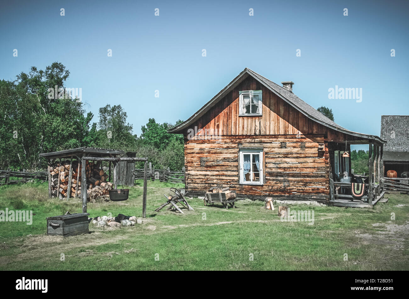 Altmodische Art zu leben. Kanadische ländliche Haus aus alten Zeiten. Stockfoto