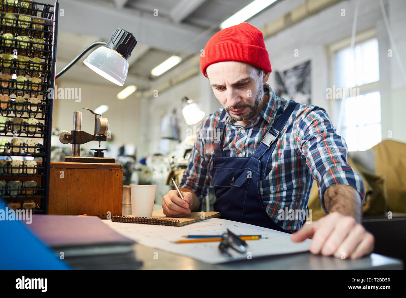 Arbeitnehmer Pläne im Werk Stockfoto