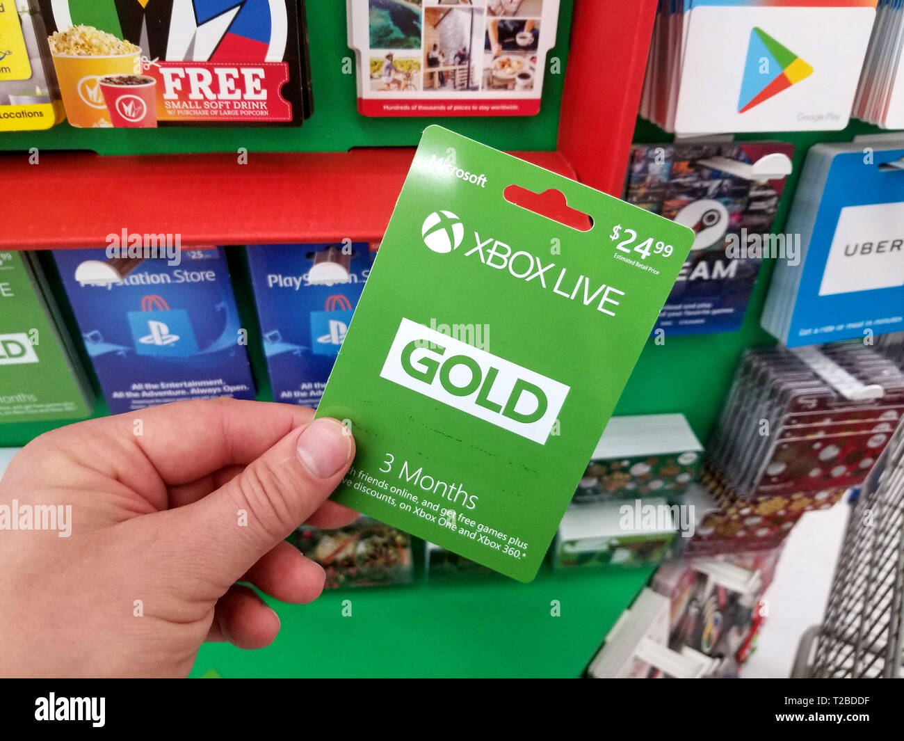 PLATTSBURGH, USA - Januar 21, 2019: Microsoft Xbox Live Gold Geschenkkarte  in eine Hand über ein Regal mit verschiedenen Geschenkgutscheinen in einem  Walmart Stores. Xbox ist Stockfotografie - Alamy