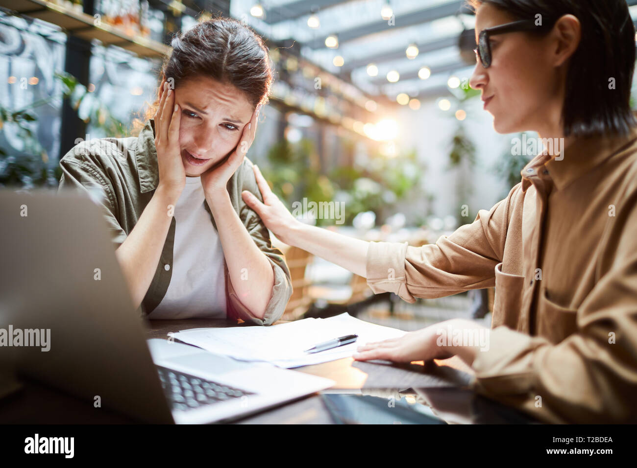 Junge Frau Geld verlieren nach Scheitern der Kampagne Stockfoto