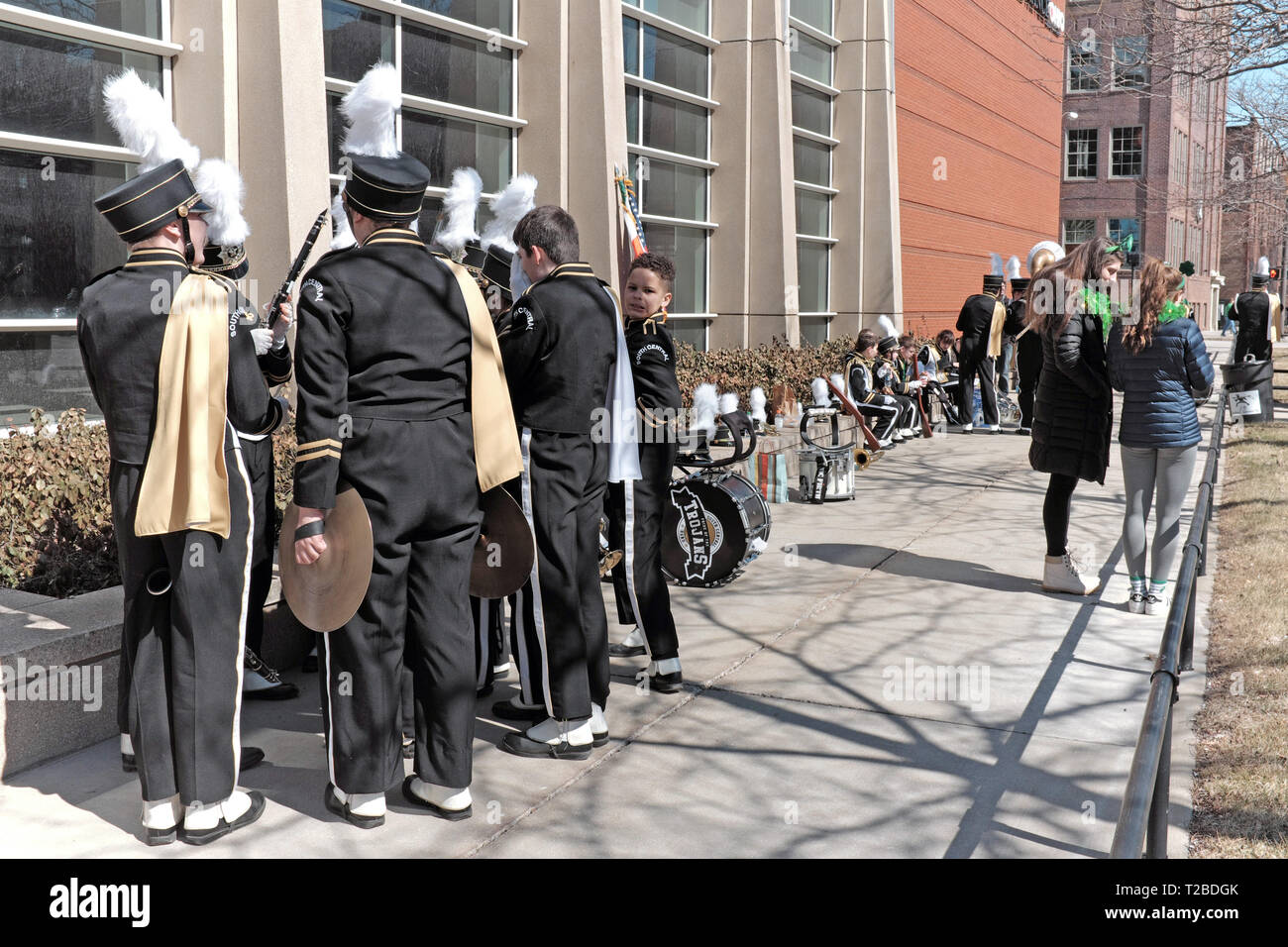 Eine High-School-Marching-Band wartet auf ihre Teilnahme an der St. Patricks Day Parade 2019 in der Innenstadt von Cleveland, Ohio, USA. Stockfoto